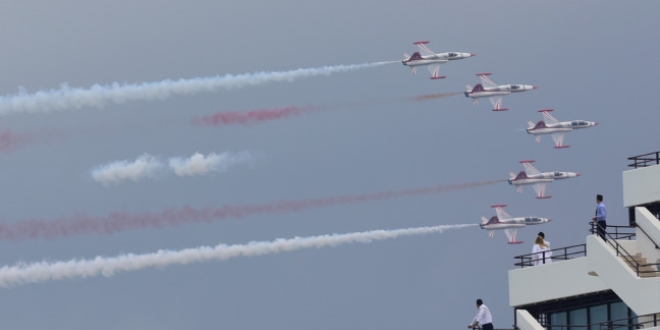 Türk Yıldızları Antalya semalarında gösteri yaptı