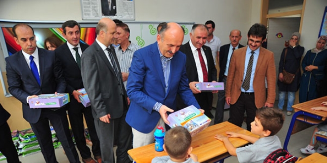 Bakanı Müezzinoğlu'ndan çocuklara 23 Nisan hediyesi