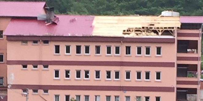 Giresun'da fırtına nedeniyle bir lisenin çatısı uçtu