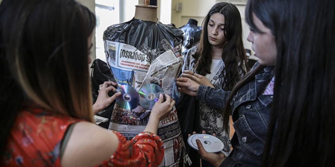 Lise ��rencileri, at�k malzemelerden kost�m tasarl�yor