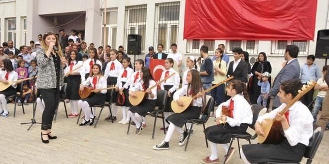 Nihal Öğretmen'in öğrenci korosu 23 Nisan'a renk kattı