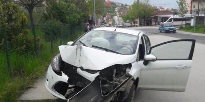 Arı sokan sürücü otomobiliyle direğe çarptı