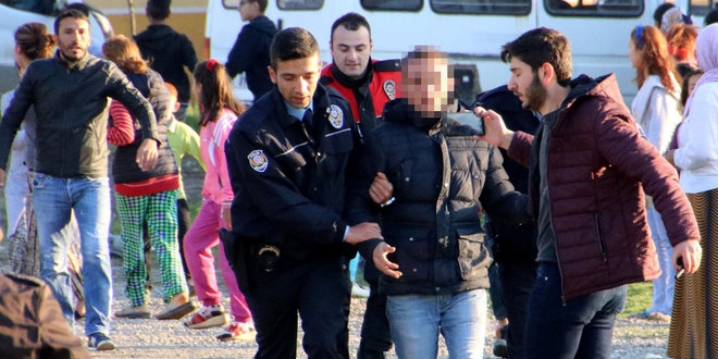 Uyuşturucu kullanan gençleri dövüp, polise teslim ettiler