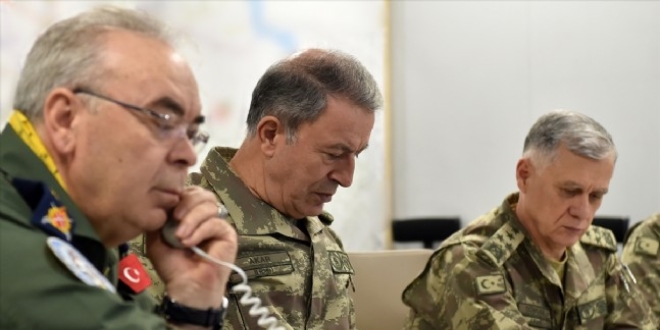 Savaş uçakları vurdu, komutanlar karargahtan takip etti