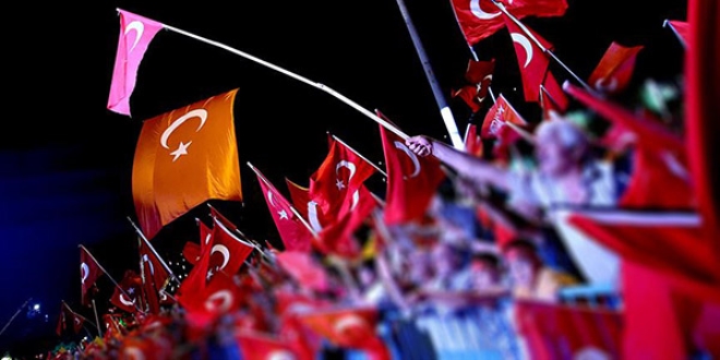 Demokrasi nöbetlerinde gizlenerek fotoğraf çekmiş