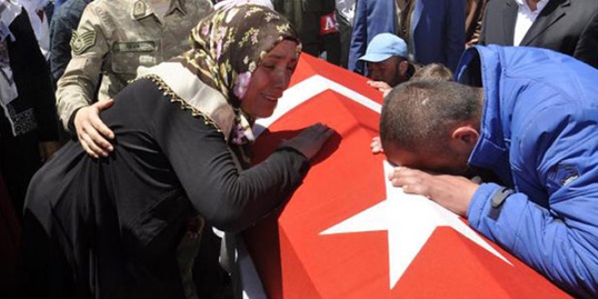 Şehit Uzman çavuş Kürtçe ağıtlarla toprağa verildi