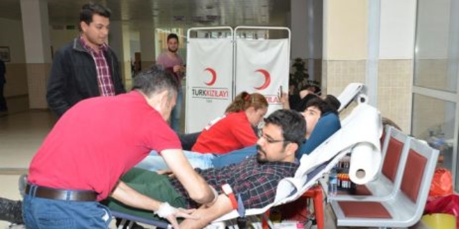 �niversiteli ��rencilerden kan ba���� kampanyas�