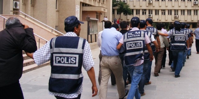 Mersin'de FETÖ'den 2 kişi gözaltına alındı