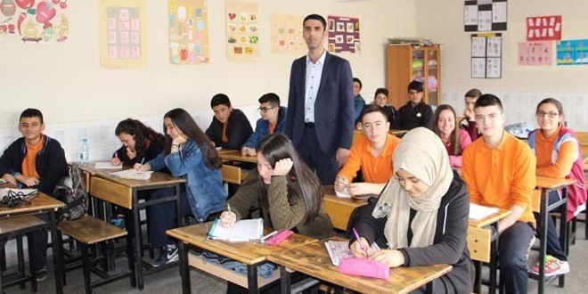 Askere gidecek öğretmenlerine kına yaktılar