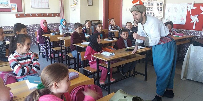 Çocuklar için sanatı köylere götüren tiyatro