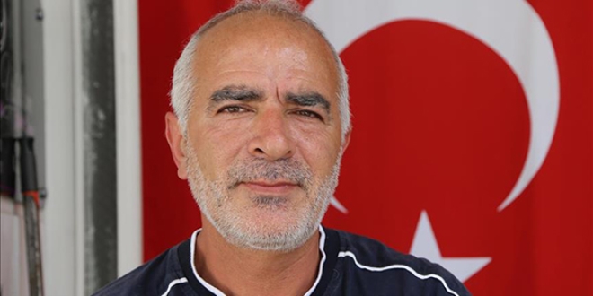 Hırsızı yakalayıp polise teslim etti