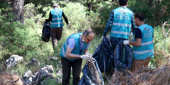 Fethiye'de hükümlüler çevre temizliği yaptı