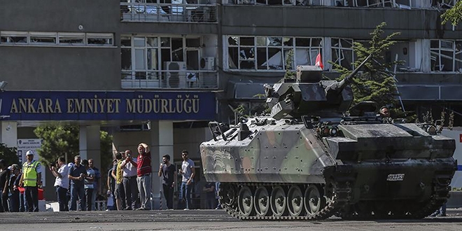 Darbeci komutan Bayrak taşıyan yaşlı kadına ateş etmiş
