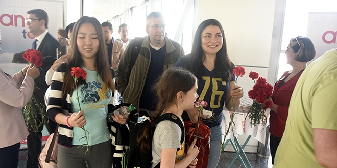 Rus turistler karanfillerle karşılandı