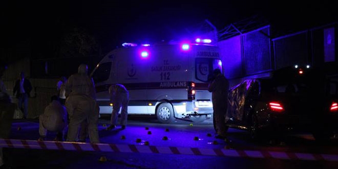 İstanbul'da lüks otomobile silahlı saldırı: 2 ölü