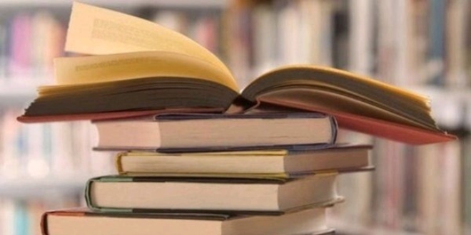 Kitap okuma yarışmasını kazanan öğrencilere para ödülü