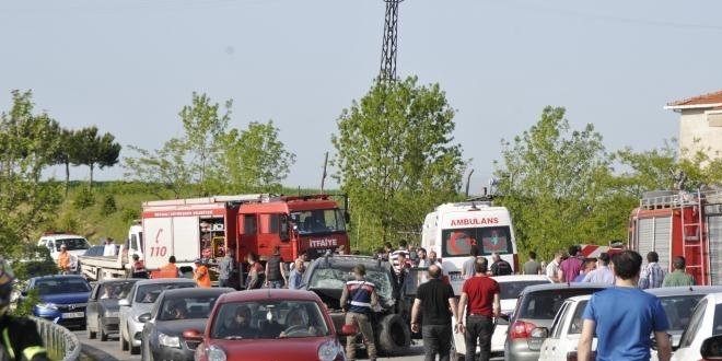 Kocaeli'de 3 araç çarpıştı: 2 ölü, 5 yaralı