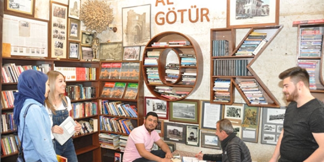 Kitap okuyarak otizmli çocuklara destek oluyorlar