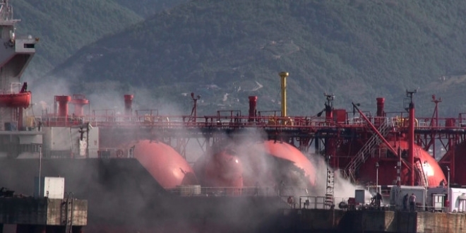 Yanan LPG tankerindeki bir kişiyi arama çalışmaları sürüyor