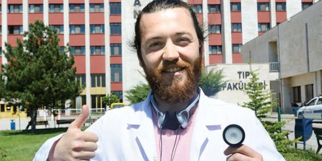 İşitme engelli doktor adayı sisteme sesini duyurdu