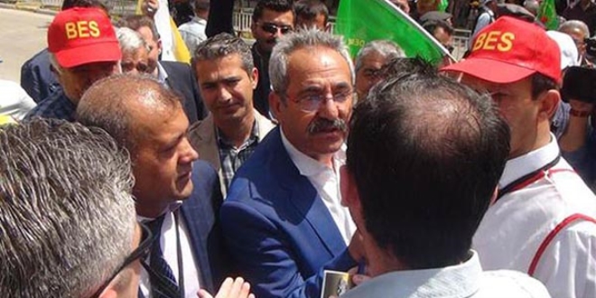 HDP'li vekil ile polis aras�nda 'pankart' tart��mas�