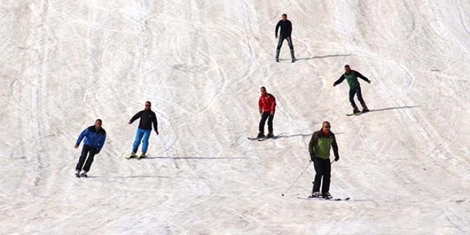 Hakkari'de y�l�n son kayak keyfi