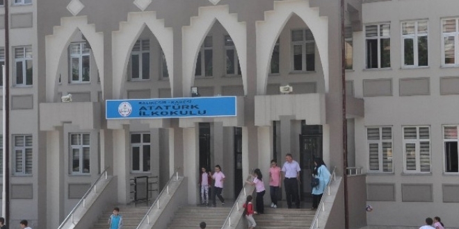 Türkan öğretmen 8 ay sonra görevine iade edildi