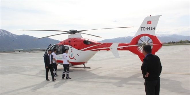 Ambulans helikopter 80 ya��ndaki hasta i�in havaland�