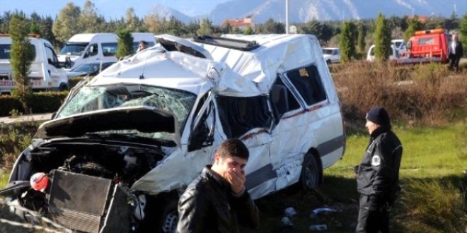 Antalya'da minibüsle otomobil çarpıştı: 1 ölü, 4 yaralı