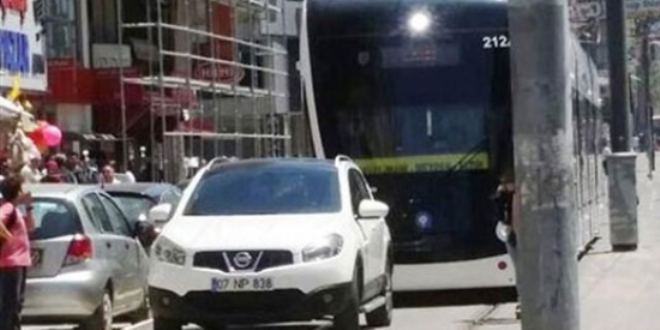 Aracını rayların üzerine park etti, seferler aksadı