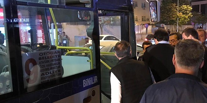 Kadın yolcu, halk otobüsü şoförünü bıçakladı