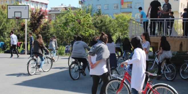 stanbul'da 39 bin bisiklet okullara datlmaya baland