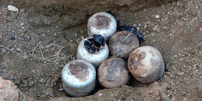 Van'da patlayıcı yerleştirilmiş 12 kilogramlık 2 mutfak tüpü ele geçirildi