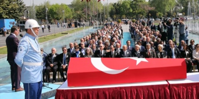 İstanbul eski Belediye Başkanı son yolculuğuna uğurlandı