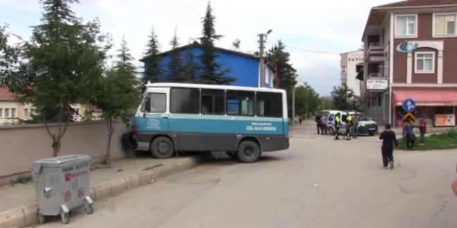 Yolcu minibüsü okulun bahçe duvarına çarptı: 5 yaralı