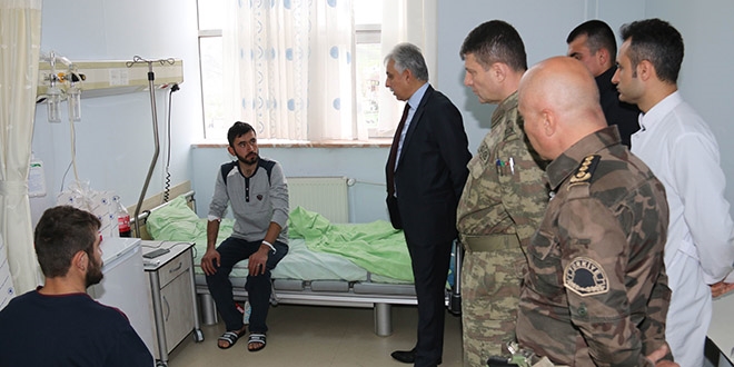 Hakkari Valisi Toprak'tan yaralı askerlere ziyaret