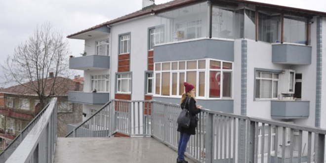 Evinin içi gözüktüğü için üst geçit yıkılacak