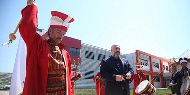 II. Abdülhamid'in torunu üniversiteye geldi, mehteranla karşılandı