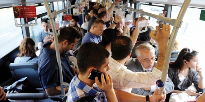 Üniversite öğrencilerinden 'ayakta yolculuk' için güvenlik kemeri