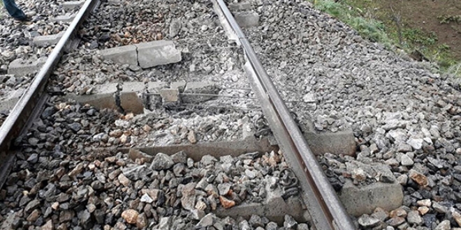 Tren geçişi sırasında patlama