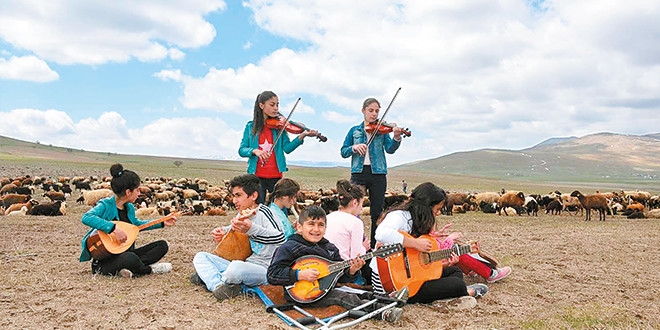 Varto'da mzik retmeninin kurduu orkestra, stanbul'da sahne ald