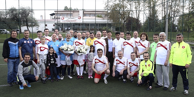 Mehmet Şimşek, gazetecilerle halı sahada maç yaptı