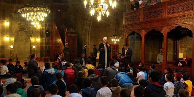 Erzurum'da 300 ilkokul rencisi Ulu Cami'de bulutu
