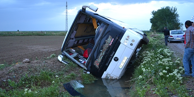 Aksaray'da otob�s sulama kanal�na d��t�: 10 yaral�