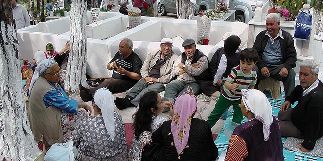Mezarlıkta 'Hıdırellez' geleneğini yaşatıyorlar