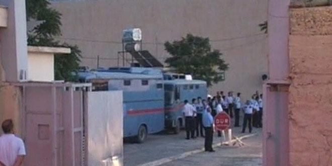 Nakil aracının altında kalan gardiyan hayatını kaybetti