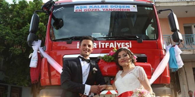 Gelin almaya çiçeklerle süslediği itfaiye aracıyla gitti