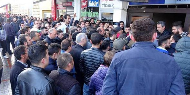 1500 işçi alımına başvuru için geceden sıraya girdiler