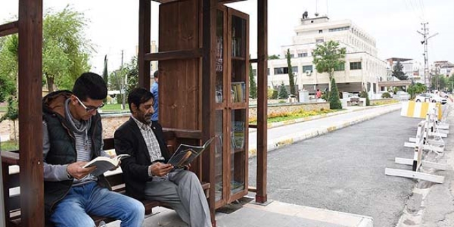 Batman'da duraklar 'sokak kütüphanesi' oldu