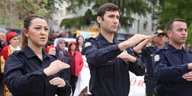 Polisler İstiklal Marşı'nı işaret diliyle okudu